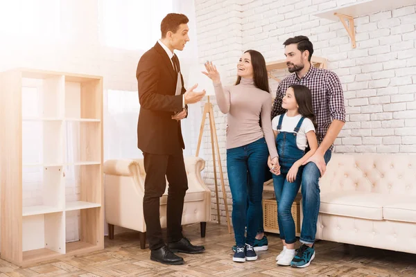 Makler Zeigt Junger Familie Neue Wohnung — Stockfoto