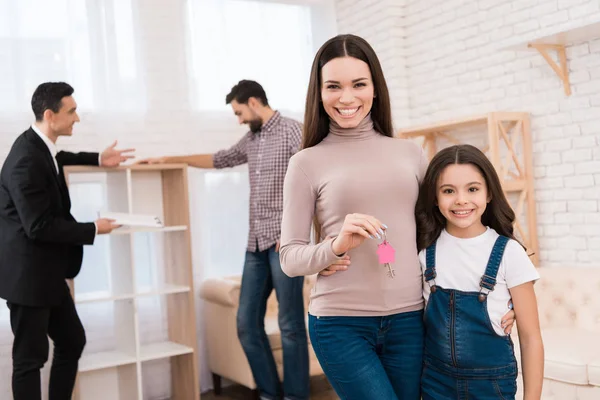 Mutter Und Tochter Mit Schlüsseln Aus Neuer Wohnung — Stockfoto