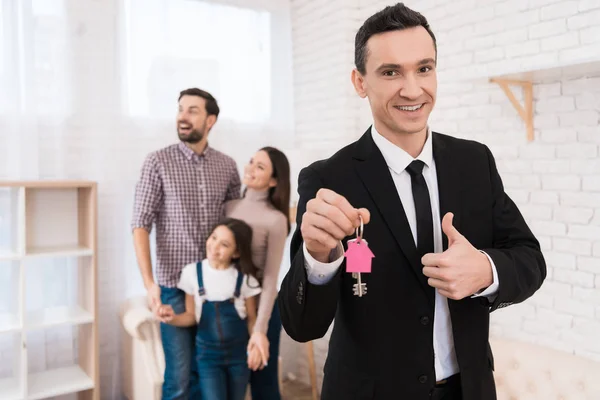 Makler Mit Schlüsseln Aus Neuer Wohnung — Stockfoto