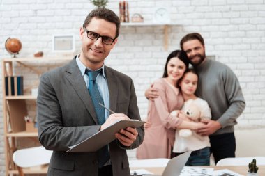 Psikoloji aile sorunları çözme yetişkin adam notlar, gözlük