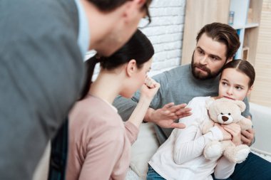 Öfkeli anne sarılma kızı Office aile psikolog baba tehdit