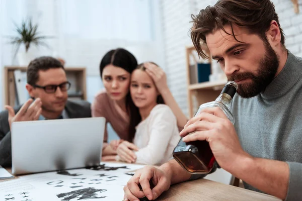 Aggódó Anya Lánya Nézett Atyja Alkoholos Recepción Pszichológus Orvos Irodájában — Stock Fotó