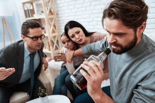 Jonge Moeder Met Kleine Dochter Gevraagd Volwassen Vader Niet Drinken — Stockfoto