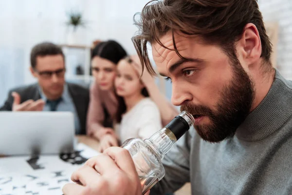 Junge Mutter Mit Kleiner Tochter Bittet Erwachsenen Vater Büro Des — Stockfoto