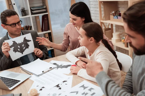 Kleines Mädchen Besteht Gemeinsam Mit Eltern Den Rorschach Test Beim — Stockfoto