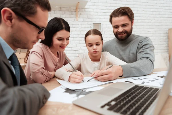 Niña Con Sus Padres Pasando Por Una Prueba Lógica Con — Foto de Stock