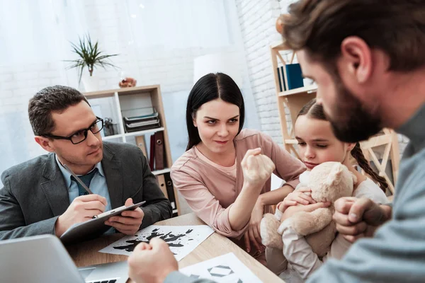 Wütende Mutter Droht Vater Büro Des Familienpsychologen — Stockfoto