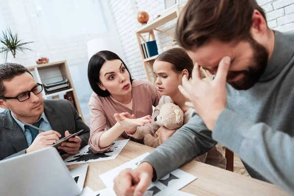 Volwassen Paar Met Kleine Dochter Bespreken Problemen Gezin Bij Psycholoog — Stockfoto