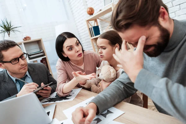 Pareja Adulta Con Hija Pequeña Discuten Los Problemas Familia Psicólogo — Foto de Stock