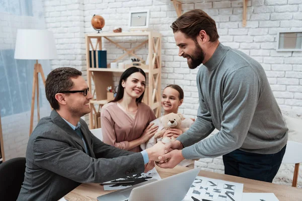 Junge Frau Und Mädchen Beobachten Wie Zwei Erwachsene Männer Hände — Stockfoto