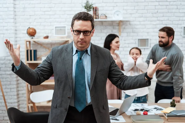 Eltern Streiten Aggressiv Mit Kleinem Mädchen Büro Des Familienpsychologen — Stockfoto