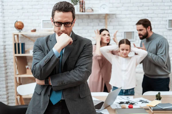 Eltern Streiten Aggressiv Mit Kleinem Mädchen Büro Des Familienpsychologen — Stockfoto