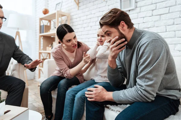 Par Adulto Com Pequena Filha Discute Problemas Família Psicólogo — Fotografia de Stock