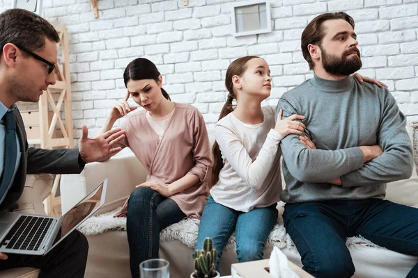 Dochtertje Kalmerende Beledigd Volwassen Vader Die Met Moeder Ruziede — Stockfoto