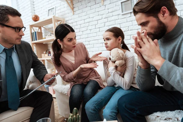 Adult Couple Small Daughter Discuss Problems Family Psychologist — Stock Photo, Image