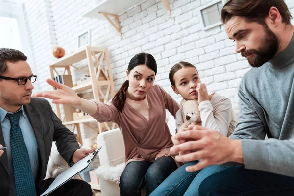 Pareja Adulta Con Hija Pequeña Discuten Los Problemas Familia Psicólogo — Foto de Stock