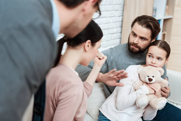 Wütende Mutter Droht Vater Tochter Büro Des Familienpsychologen Umarmen — Stockfoto