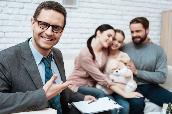 Familienpsychologe Zeigt Glückliche Familie Die Streit Erschöpft Hat — Stockfoto