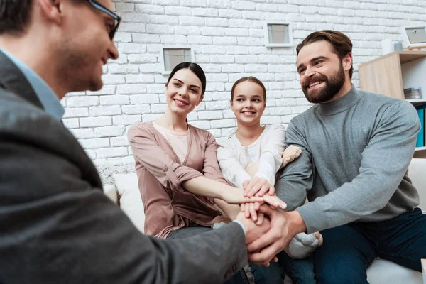 Hombre Adulto Estrechando Mano Con Psicólogo Familia Que Ayudó Resolver — Foto de Stock