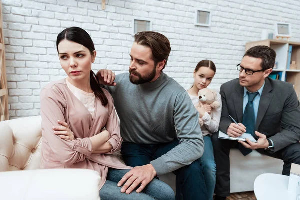 Erwachsener Mann Bittet Frustrierte Frau Büro Des Familienpsychologen Vergebung — Stockfoto