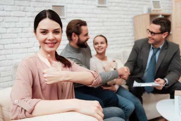 Fröhliche Frau Zeigt Daumen Nach Oben Psychologenbüro — Stockfoto