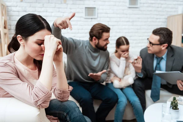 Upset Woman Sitting Foreground Listening Man Little Girl Communicating Psychotherapist — Stock Photo, Image