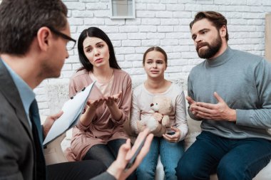 Üç aile psikoterapist, yardım isteyen genç Aile
