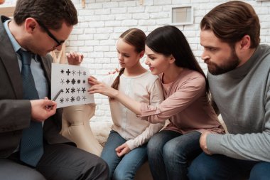 Küçük kız babası psikiyatrist, Aile psikoterapi kavramı ile mantıksal sınama geçmekte ile