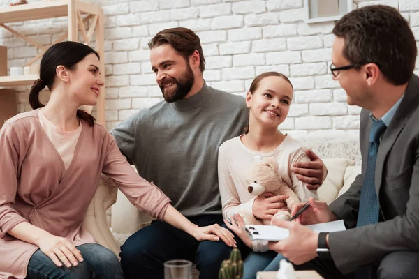 Vrolijke Familie Zittend Bank Familie Psycholoog Kantoor — Stockfoto