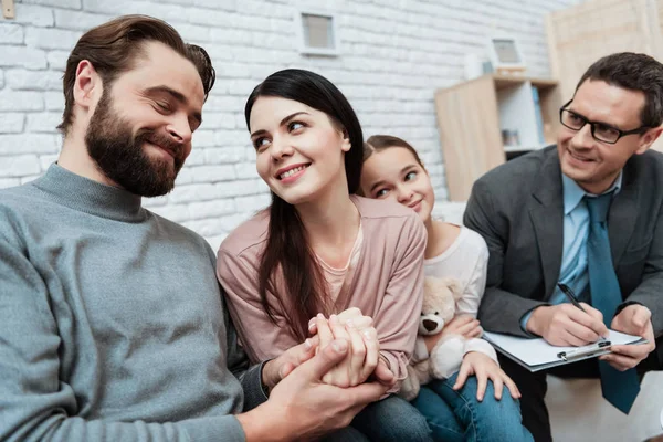 Lykkelig Familie Som Sitter Sofaen Familiepsykologikontoret – stockfoto