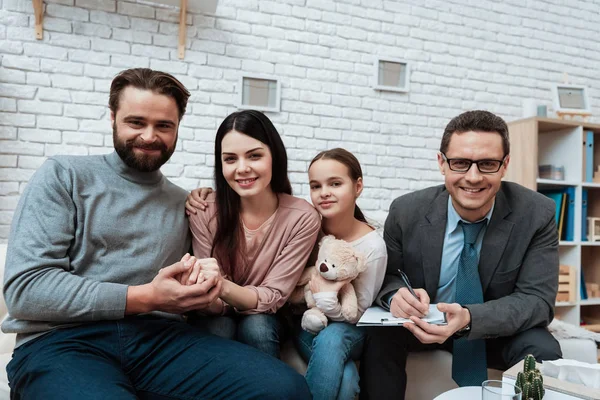 Fröhliche Familie Sitzt Auf Dem Sofa Büro Des Familienpsychologen — Stockfoto