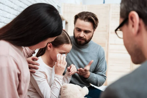 Młoda Para Córką Recepcji Psycholog Dziecięcy — Zdjęcie stockowe