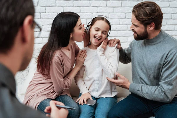 沮丧的父母试图伸出耳机的小女孩 咨询与家庭心理学家 — 图库照片