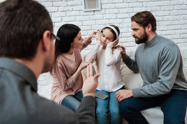 Los Padres Frustrados Tratando Llegar Niña Los Auriculares Consulta Con — Foto de Stock