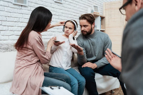 Frustrerade Föräldrar Försöker Till Lilla Flicka Hörlurar Samråd Med Familjen — Stockfoto