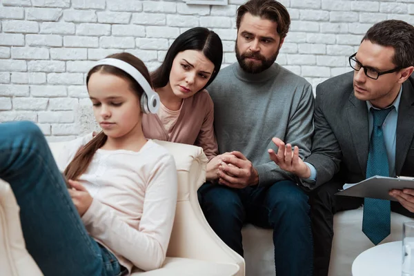 Padres Frustrados Mirando Hijita Mientras Niega Escucharlos Consultorio Psicólogos —  Fotos de Stock