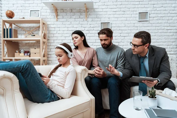 Padres Frustrados Mirando Hijita Mientras Niega Escucharlos Consultorio Psicólogos — Foto de Stock