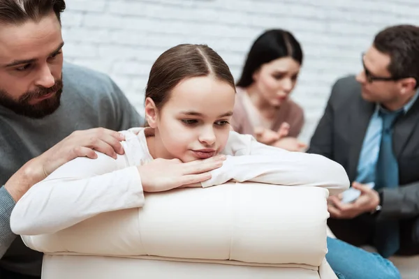 Bearded Disappointed Father Trying Getting Attention Small Daughter Doctor Office — Stock Photo, Image