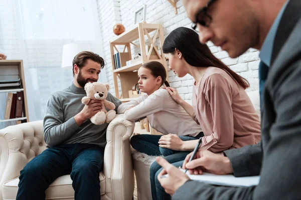 Bärtiger Enttäuschter Vater Versucht Die Aufmerksamkeit Seiner Kleinen Tochter Auf — Stockfoto