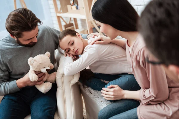 Barbudo Padre Decepcionado Tratando Llamar Atención Pequeña Hija Consultorio Médico — Foto de Stock