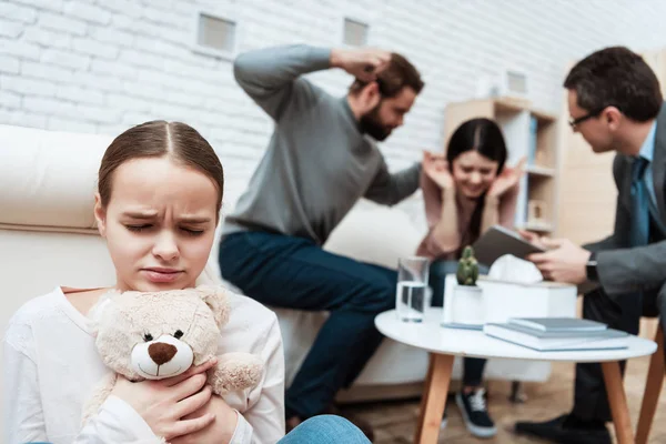 Kleines Mädchen Mit Teddybär Der Hand Vermeidet Skandal Der Eltern — Stockfoto