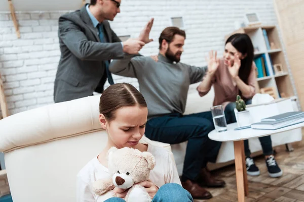 Meisje Met Teddybeer Handen Vermijden Schandaal Van Ouders Psychiaters Kantoor — Stockfoto