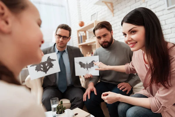 Niña Pasando Prueba Rorschach Junto Con Sus Padres Oficina Del — Foto de Stock