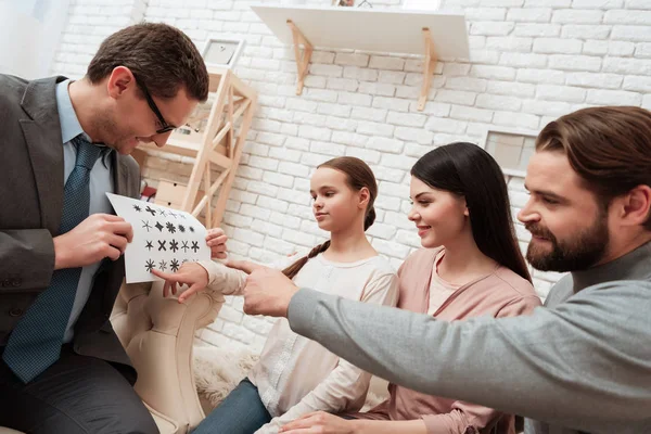 Kleines Mädchen Mit Ihren Eltern Beim Logischen Test Beim Psychiater — Stockfoto