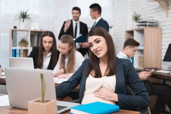 Zwangere Zakenvrouw Werken Buurt Van Laptop Werkruimte — Stockfoto