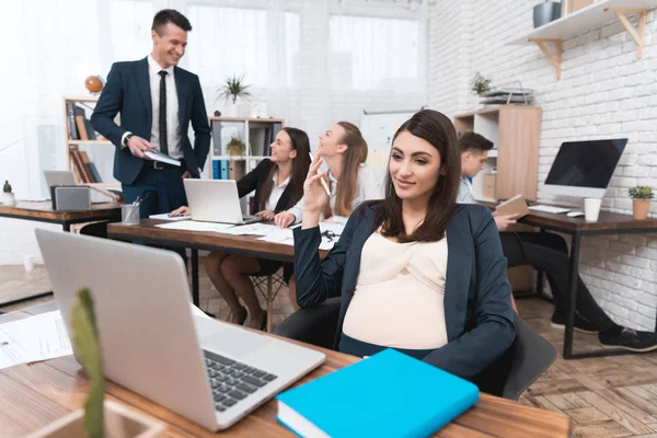 Embarazada Mujer Negocios Trabajando Cerca Computadora Portátil Espacio Trabajo — Foto de Stock