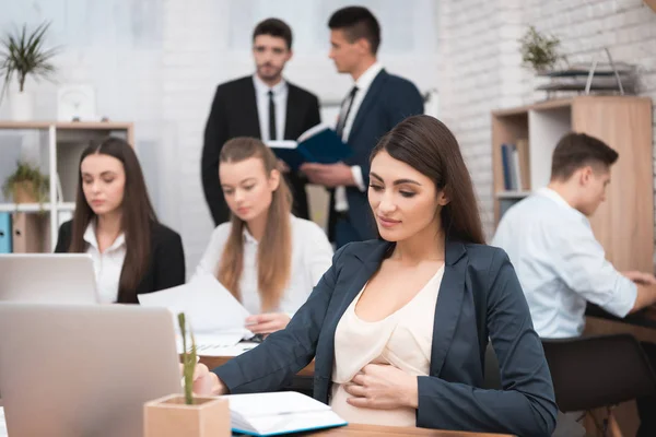 Embarazada Mujer Negocios Trabajando Cerca Computadora Portátil Espacio Trabajo — Foto de Stock