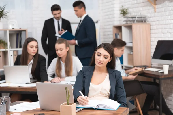 Embarazada Mujer Negocios Trabajando Cerca Computadora Portátil Espacio Trabajo — Foto de Stock