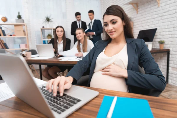 Pregnant Woman Typing Laptop Keypad Office — Stock Photo, Image