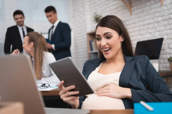 Verbaasd Zwangere Meisje Kijken Naar Tablet Kantoor — Stockfoto